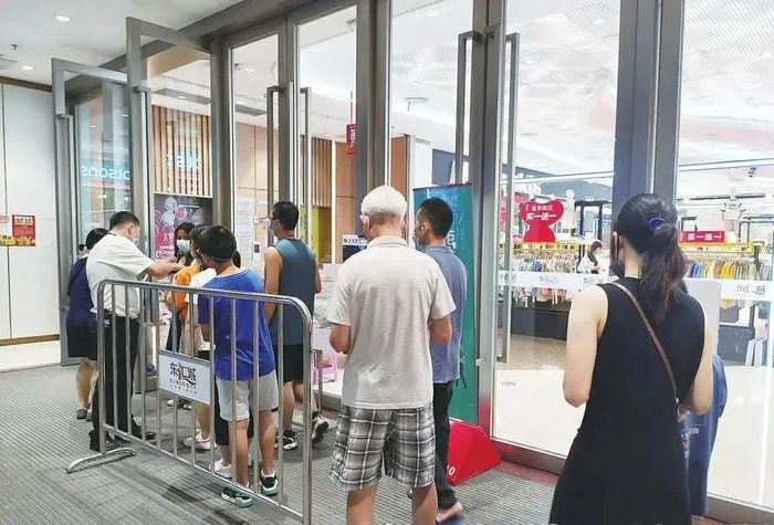 排队扫码进东汇城的市民们。