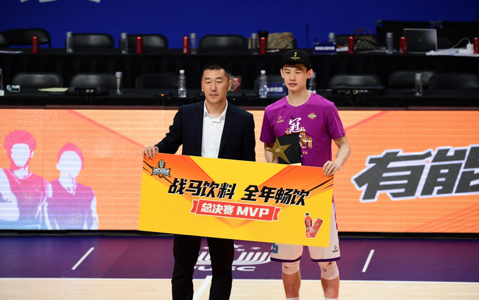 王岚嵚（右）当选上赛季CUBA总决赛MVP。&nbsp; 图/IC photo