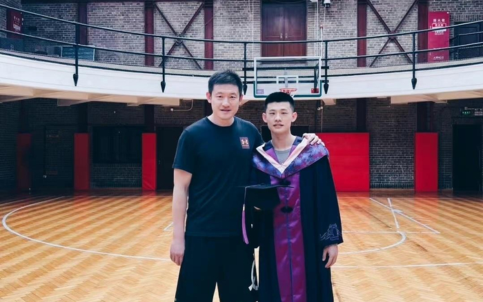 王岚嵚与陈磊（左）合影。  资料图/王岚嵚微博