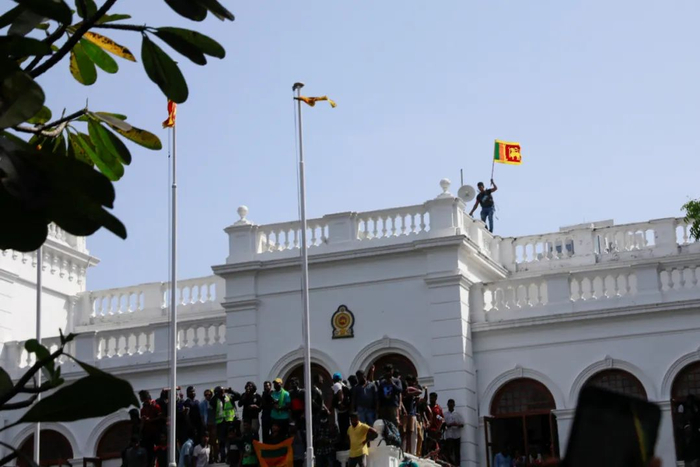 当地时间2022年7月13日，斯里兰卡科伦坡，斯里兰卡抗议者占据了位于科伦坡鲜花路的总理办公场所。图/IC photo