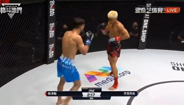 与对手激烈对抗。视频截图 