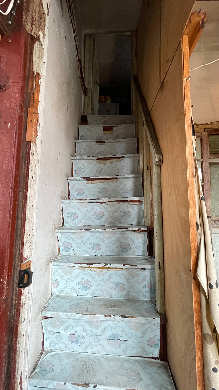 狭窄的楼梯通向阁楼。 澎湃新闻记者 李菁 摄
