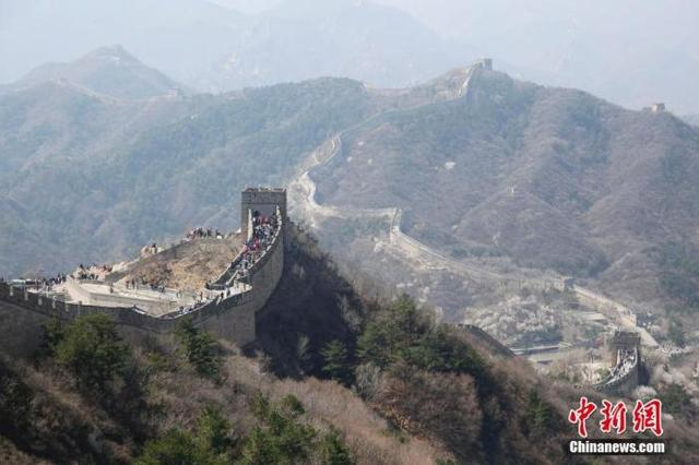 资料图：清明小长假，北京八达岭长城景区春意浓。中新社记者 韩海丹 摄 