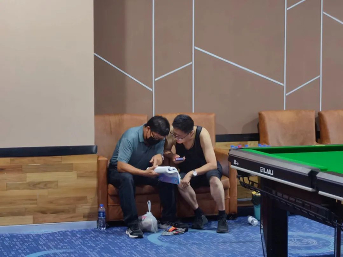 ▲7月15日，一位考生家长正在翻看厚厚的志愿填报书。新京报记者 李照 摄