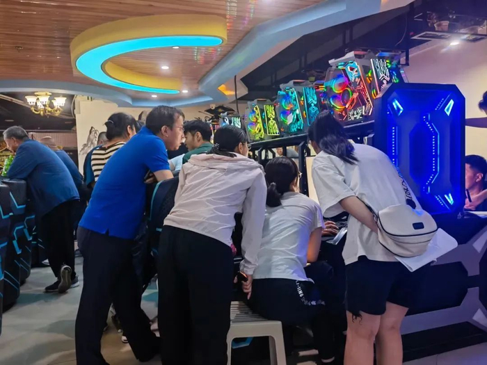 ▲7月15日下午，呼和浩特某网吧内，一大家子人守在电脑前查看志愿填报。新京报记者 李照 摄