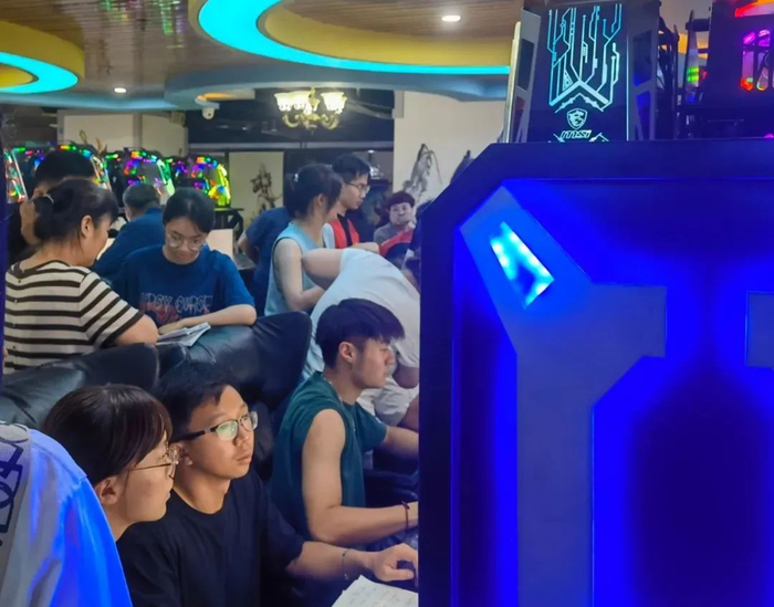 ▲7月15日下午，高考生正在网吧填报志愿。新京报记者 李照 摄