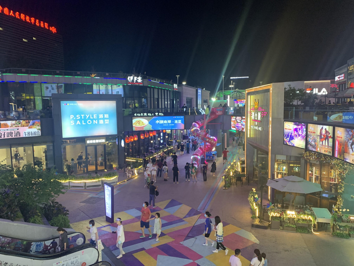 7月23日晚间的华熙LIVE·五棵松街区五彩斑斓熠熠生辉。新京报记者 郑明珠 摄