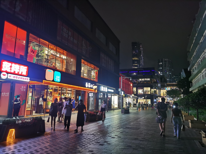 三里屯太古里街区，吸引了不少年轻人逛街。新京报记者 郑明珠 摄