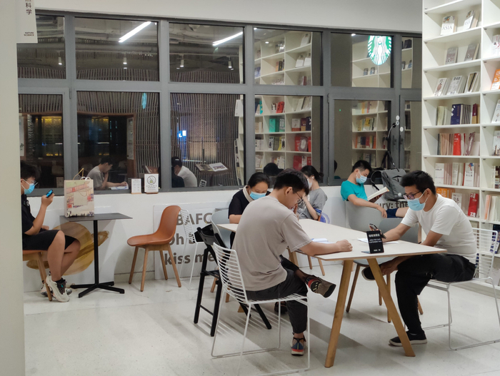 7月17日晚上将近22点，PageOne书店仍有人在看书。新京报记者 汪畅 摄