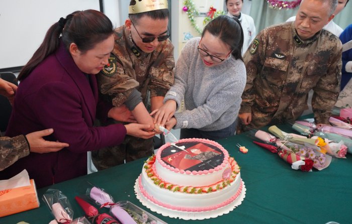 ▲杜富国在医护人员的陪伴下过生日