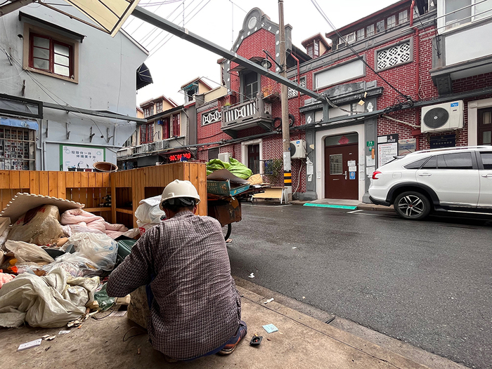 收废品的工人正在整理罗阿姨家收拾出来的废品。澎湃新闻记者 邹佳雯 摄