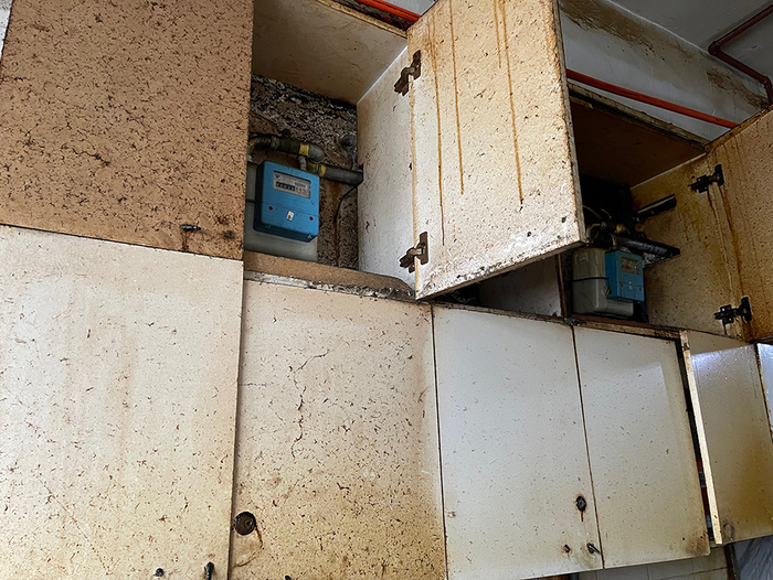 公用厨房内厚重的油烟。 澎湃新闻记者 李菁 摄