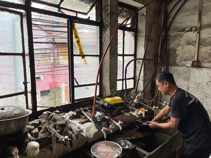 住户正在水池边清洗锅具。 澎湃新闻记者 李菁 摄