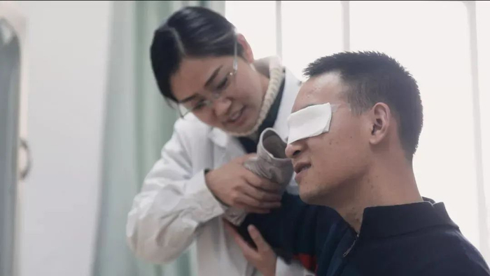 ▲杜富国做康复训练