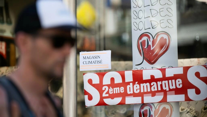 法国南特一家商铺，上贴“内有空调”标语，图自法新社