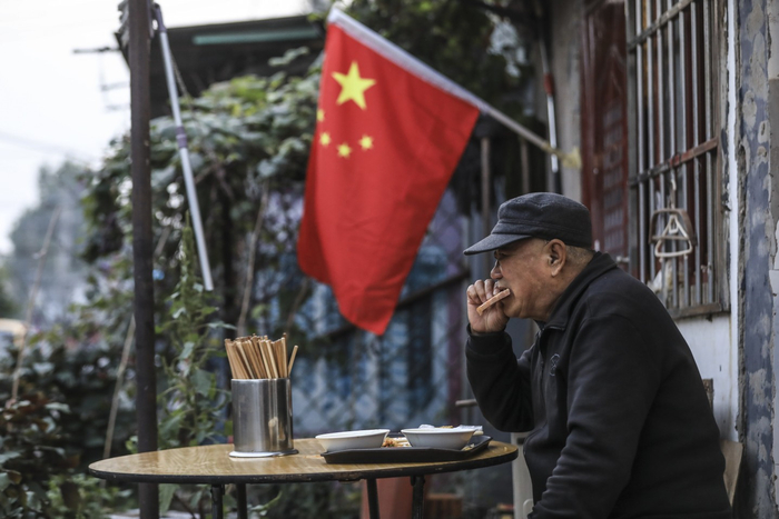 2020年10月11日早晨，尹三豆汁天坛店，吃早点的居民。新京报记者 浦峰 摄