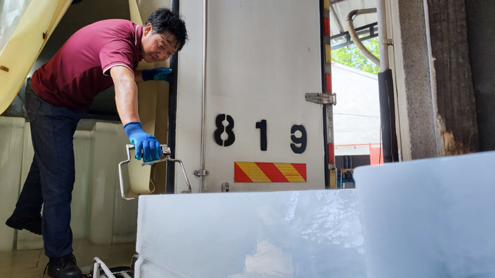 制冰车间&nbsp; 黄天奇 图