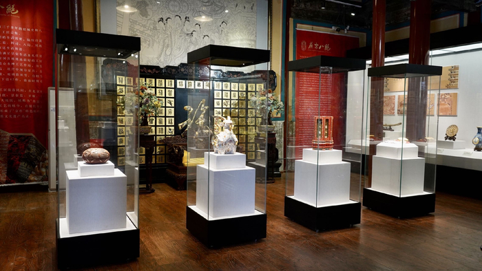 燕京八绝博物馆主展厅内，摆放有景泰蓝、金漆镶嵌、雕漆等精美的非遗工艺品。新京报记者 戚厚磊 摄