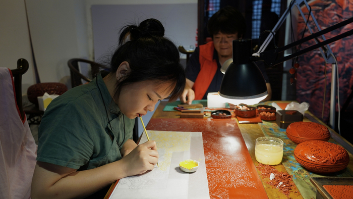 7月19日，海燕在制作一把客户定制的“雕漆龙椅”，此时正在描黄。新京报记者 戚厚磊 摄