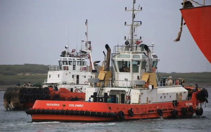 ▲2017年9月7日，中方专家赴斯里兰卡汉班托塔港调研考察时的港口工作船。图/IC photo