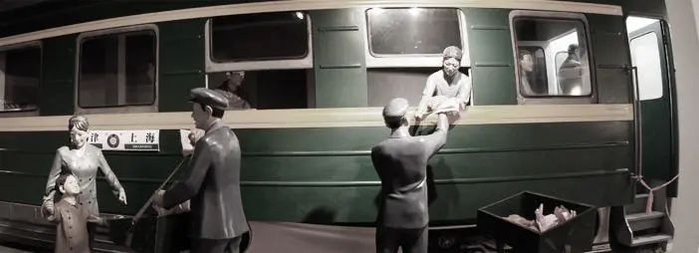 绿皮车卖扒鸡的场景重现。/德州扒鸡官网