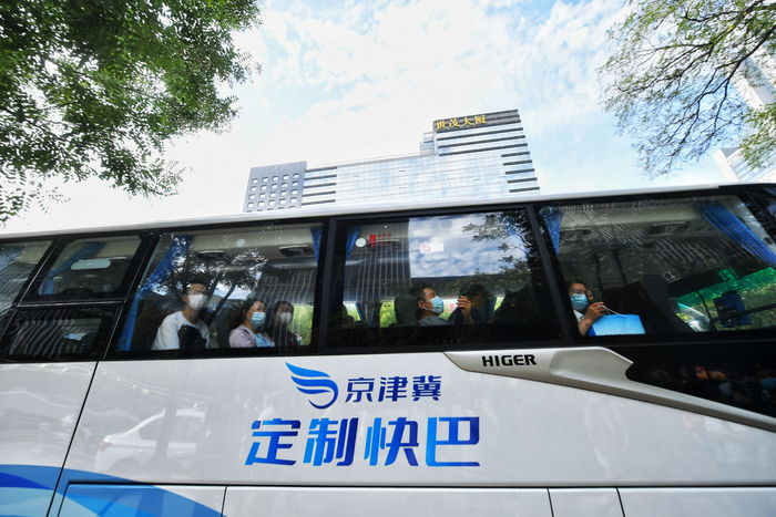 定制快巴的车身上有明显的标识。新京报记者 王贵彬 摄