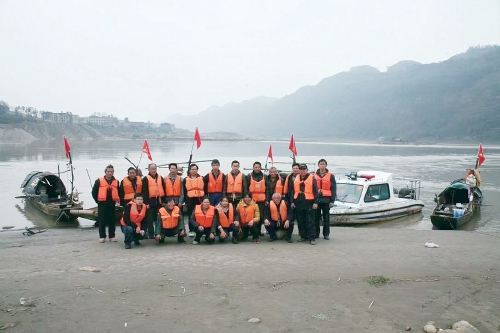 　　为了找到白鲟，危起伟专门组建了找鱼队。　危起伟　摄