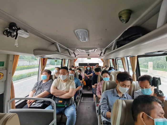 燕郊进京的首趟定制快巴6点10分发车，乘客们在车内休息。新京报记者 王贵彬 摄