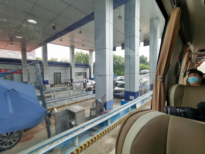 定制快巴可以从快速通道直接通过进京检查站。新京报记者 王贵彬 摄