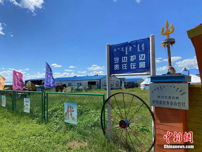 图门家门口。苏亦瑜 摄