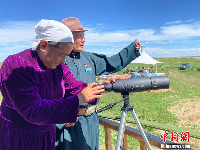 图门和妻子在瞭望塔远眺。 苏亦瑜 摄