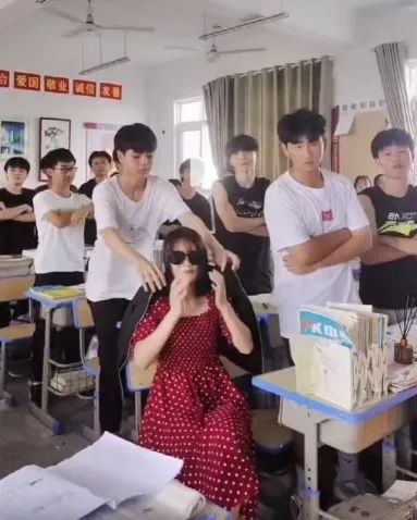 一则老师拍摄的视频，全班都在配合她出演“黑社会老大”