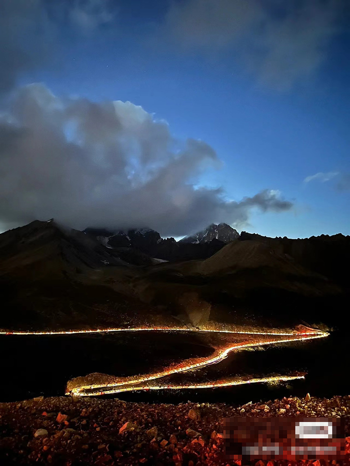 网友拍到的独库公路堵车场景。图片来源：网络