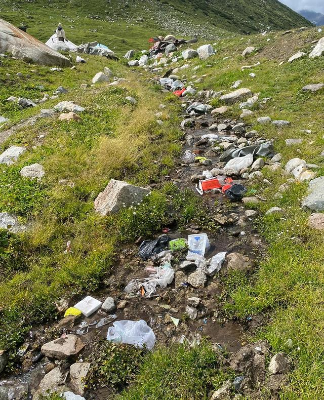 网友拍到独库公路附近满地的垃圾。小红书网友@Roeeeey 图