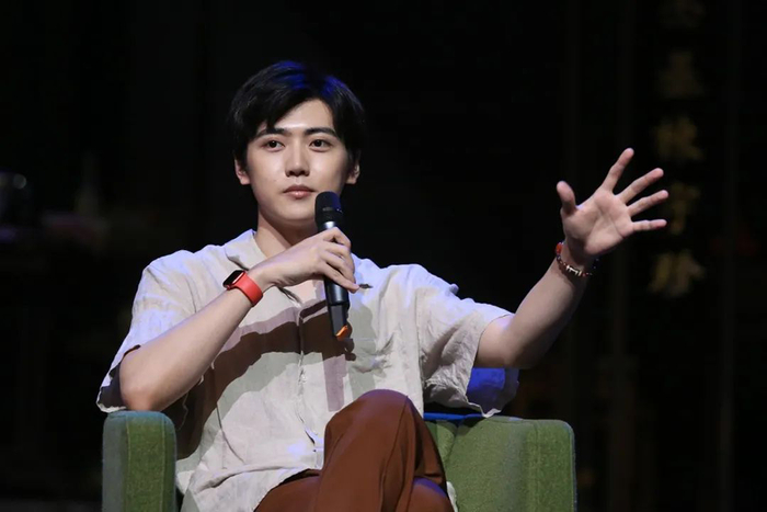 开启舞台剧首秀的焉栩嘉