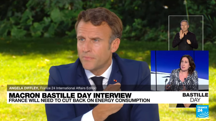 当地时间7月14日，马克龙参加国庆日电视访谈节目。截图自“法国24台”