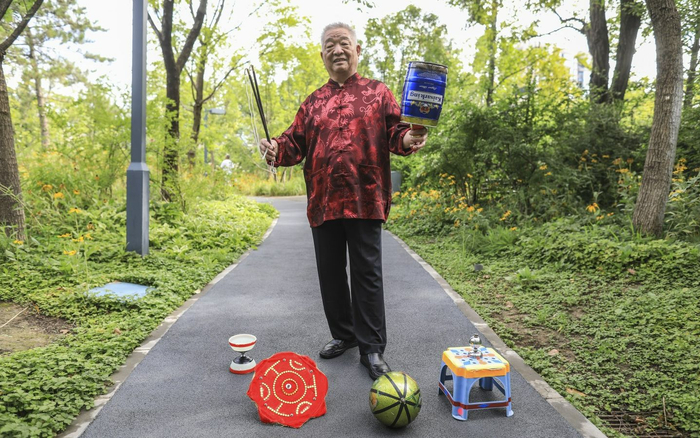 李连元擅长抖异型空竹。新京报记者 浦峰 摄