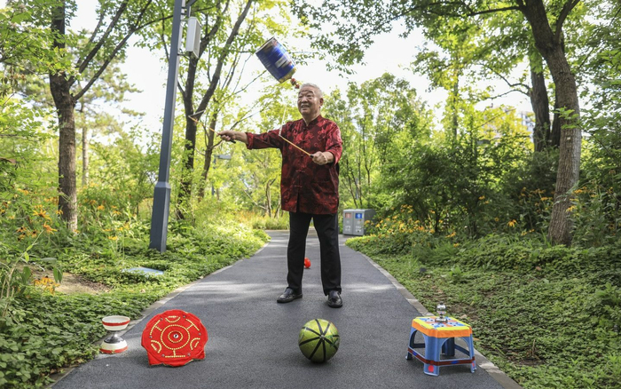 北京抖空竹技艺第三代代表性传承人李连元，在抖用啤酒桶自制的空竹。新京报记者 浦峰 摄