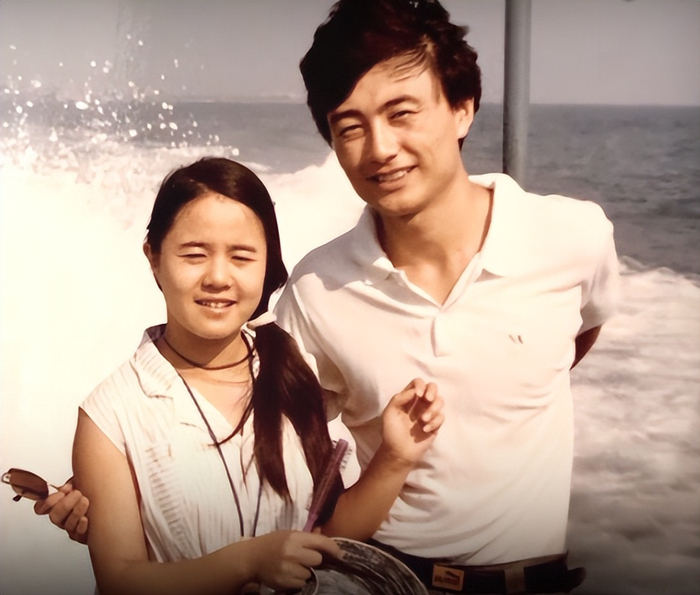 1988年,王宁带着“金龟子”刘纯燕去领结婚证,工作人员吓了一跳