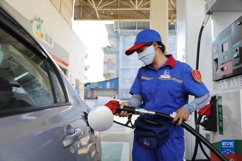 7月26日，在湖南省永州市道县一家加油站，工作人员为汽车加油。新华社发（何红福 摄）