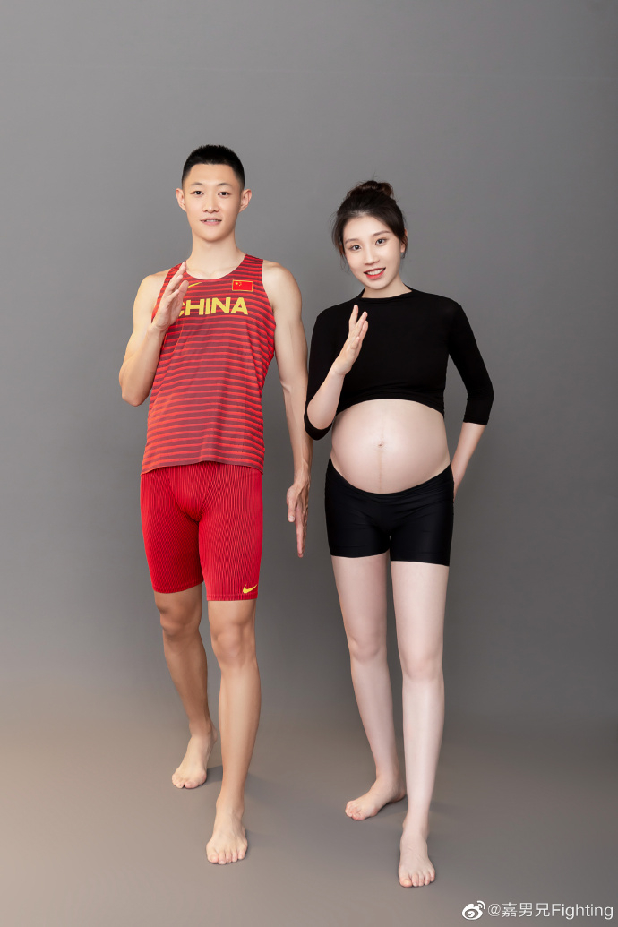 王嘉男晒出妻子孕照。