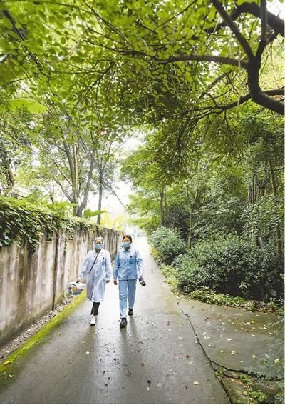 图为5月18日，在四川省成都市温江区万春镇，家庭医生杨静和护士黄佳妮（右）前往居民家中巡诊。新华社记者 王 曦摄