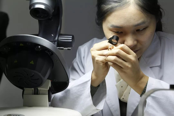 2012年，云南珠宝质检研究所在国内率先成功推出“钻石护照”。/ 图虫创意