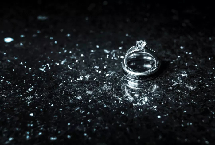 有钻石才结婚？我看你是头脑发昏。/ 图虫创意