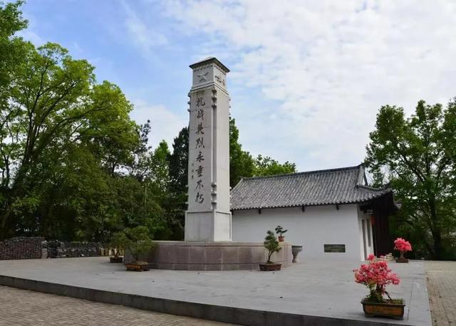 野寨中学抗战英烈纪念碑。徐维摄 