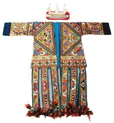 贵州榕江平乐苗族百鸟衣男盛装。