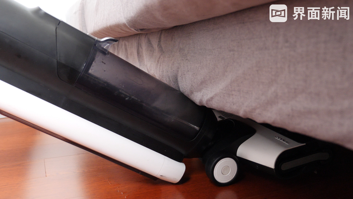 　例如床底、沙发底是洗地机的清洁盲区