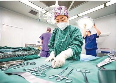 5月12日，在河北省唐山市海港经济开发区海港医院，护士在手术室准备手术器械。刘满仓摄（新华社发）