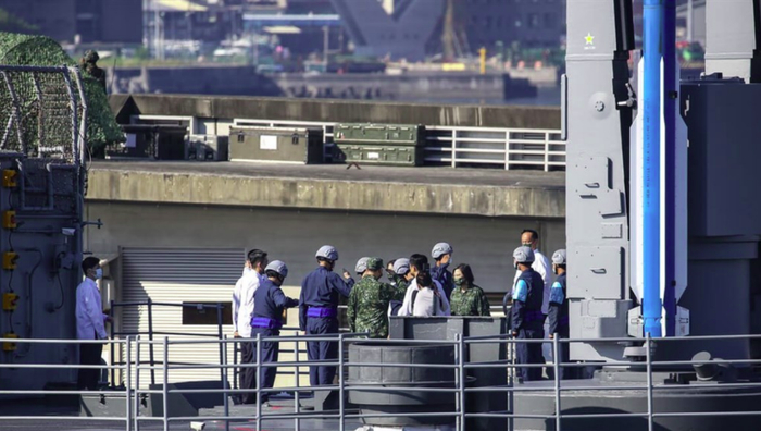 台军“汉光38号”演习海空截击作战操演26日上午登场，蔡英文（前右3）登上基隆级舰视察。图自台湾“中央社”