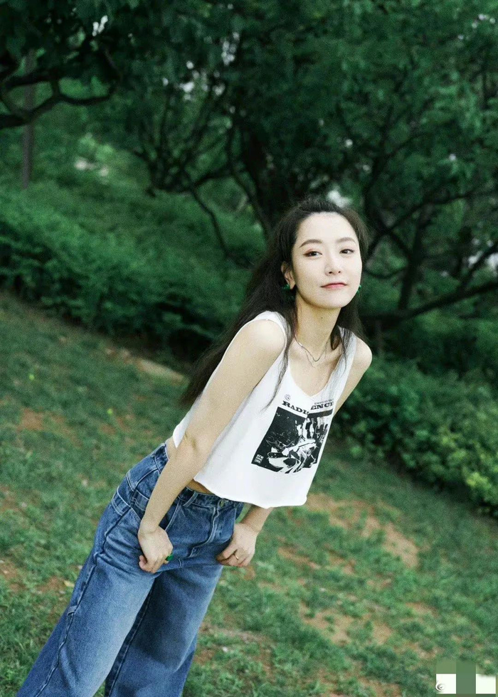 了享受生活,之前还在社交上晒出一组游玩照,穿着白色吊带搭配牛仔裤